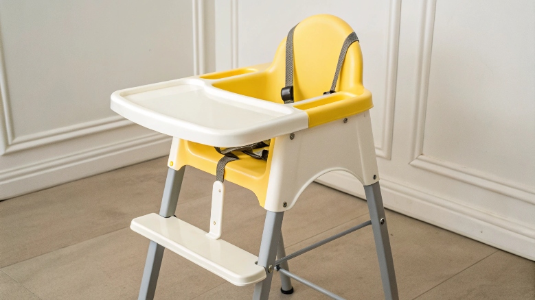 alt with keywords: High chair plastic pros cons